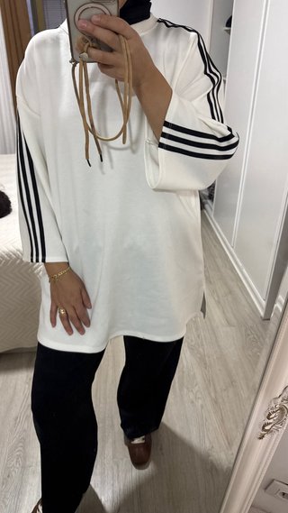 Conjunto deportivo blanco y negro