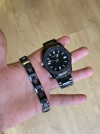 Reloj y pulsera negros y reloj dorado