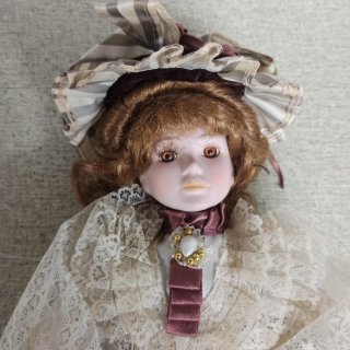 Muñeca de Porcelana con Vestido de Encaje