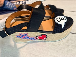 Sandalias cuña negras con apliques