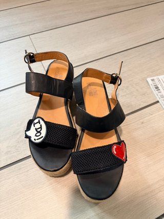 Sandalias cuña negras con apliques