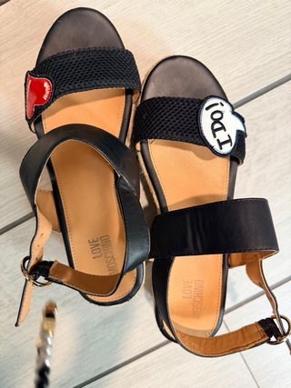 Sandalias cuña negras con apliques