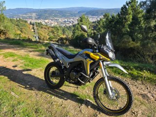 Voge 300 Rally gris y amarilla