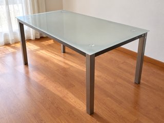Mesa comedor cristal satinado y metal