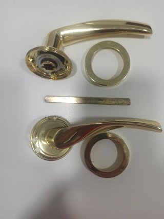 Manillas y bisagras para puertas