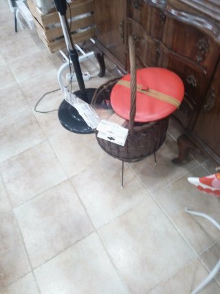 Costurero de mimbre con tapa roja