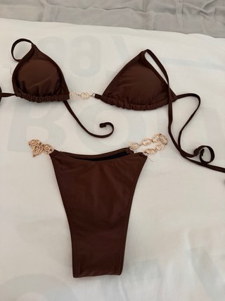 Bikini Gucci Marrón con Cadena Dorada