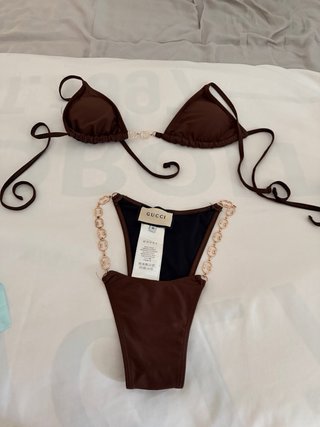 Bikini Gucci Marrón con Cadena Dorada