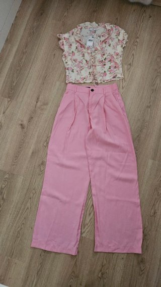 Pantalón fluido pinzas y blusa flores