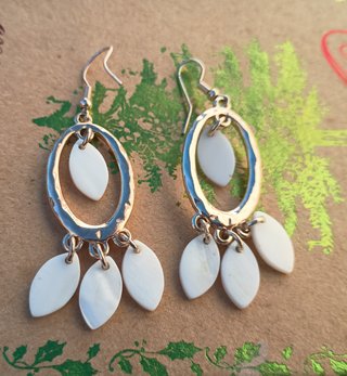 Pendientes con Aros y Detalles en Blanco