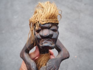 Figura tribal madera artesanal