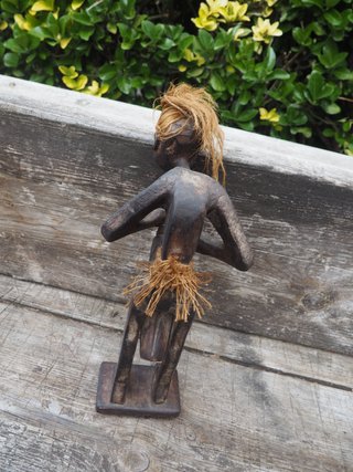 Figura tribal madera artesanal