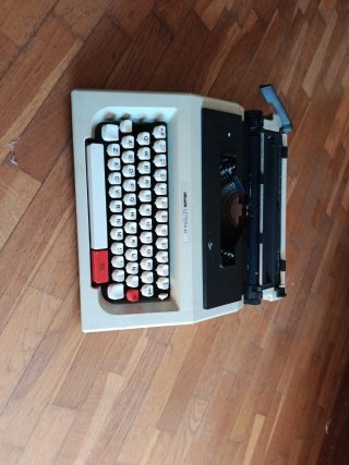 Máquina de escribir Olivetti Lettera 42