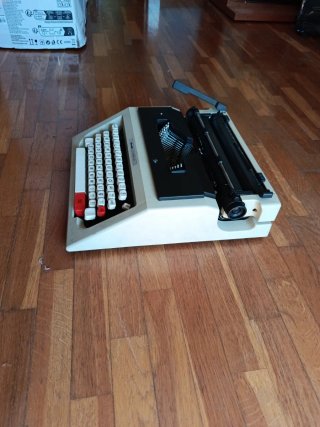 Máquina de escribir Olivetti Lettera 42
