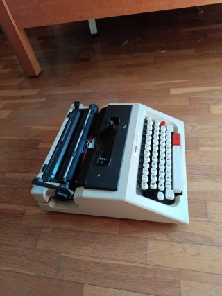 Máquina de escribir Olivetti Lettera 42