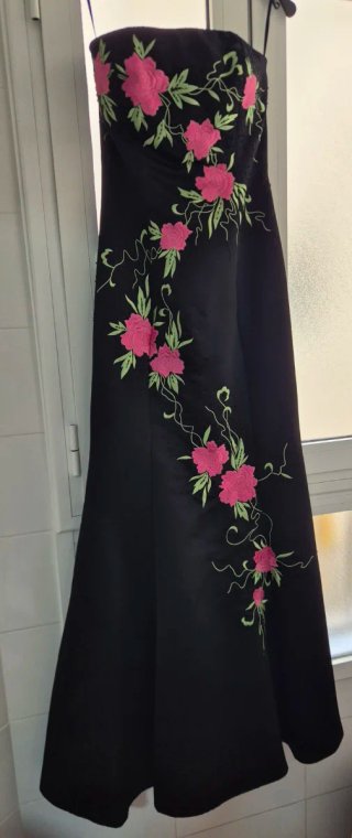 Vestido de fiesta negro con flores rosas