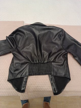 Blusa de cuero negra
