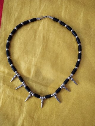 Collar de pinchos negro y plateado