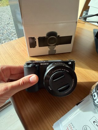 Cámara Sony ZV-E10 con objetivo 16-50mm