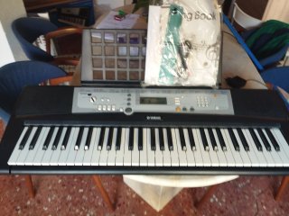 Teclado Yamaha 498 con patas