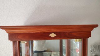 Vitrina de madera y cristal
