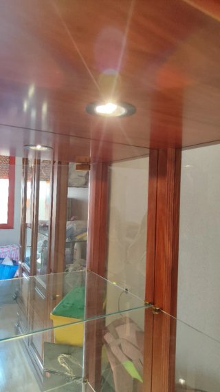 Vitrina de madera y cristal