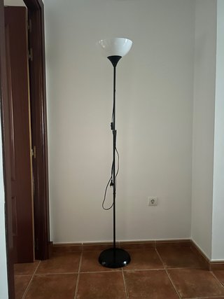 Lámpara de pie negra y blanca