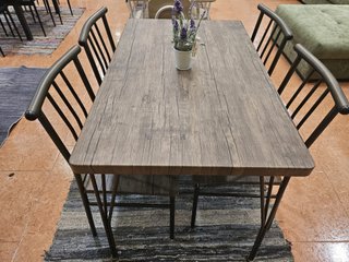 Conjunto de Mesa y 4 Sillas de Forja y Madera
