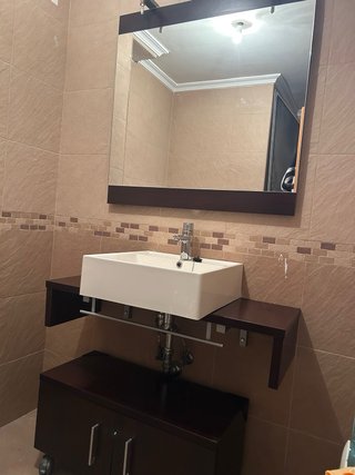 Mueble de baño con lavabo y espejo