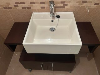 Mueble de baño con lavabo y espejo