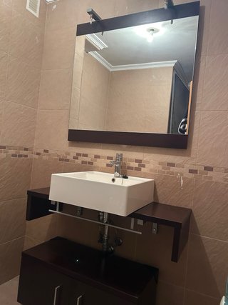Mueble de baño con lavabo y espejo