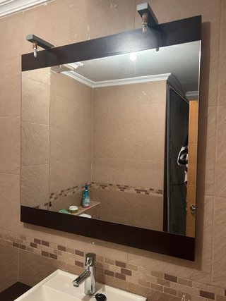 Mueble de baño con lavabo y espejo