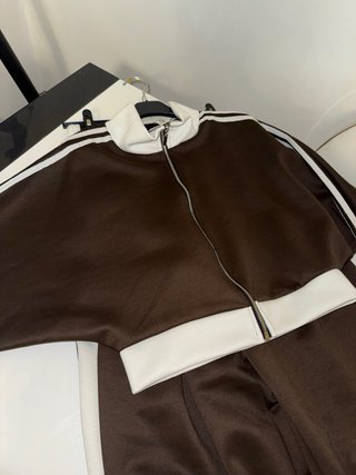 Conjunto chándal marrón y blanco