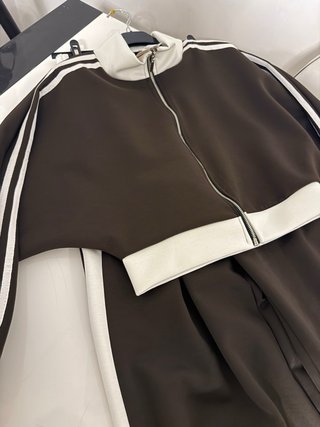 Conjunto chándal marrón y blanco