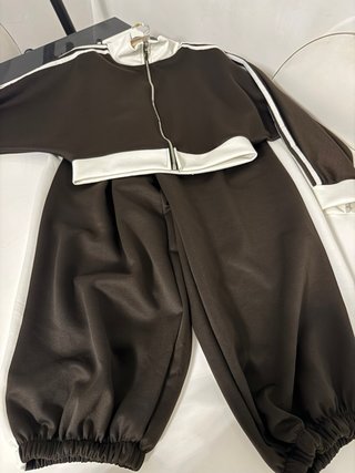 Conjunto chándal marrón y blanco