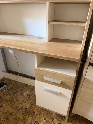 Escritorio con Estantería Integrada
