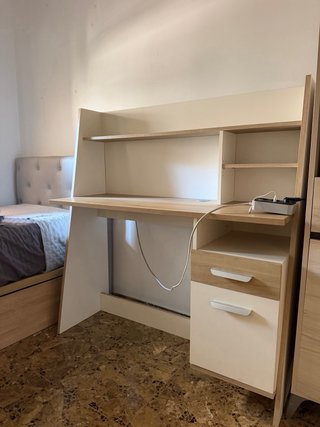 Escritorio con Estantería Integrada