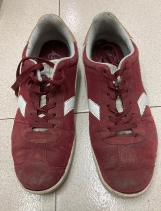 2 Pares de Zapatillas Rojas y otro par marrón
