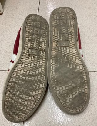 2 Pares de Zapatillas Rojas y otro par marrón
