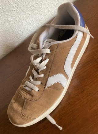 2 Pares de Zapatillas Rojas y otro par marrón