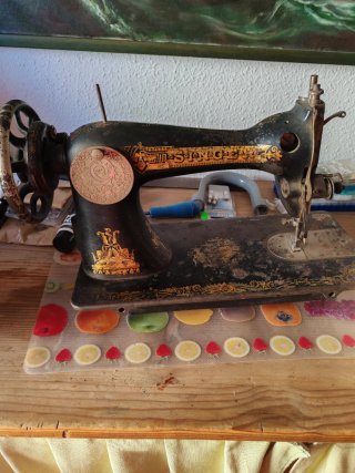 Máquina de coser Singer antigua , con accesorios o