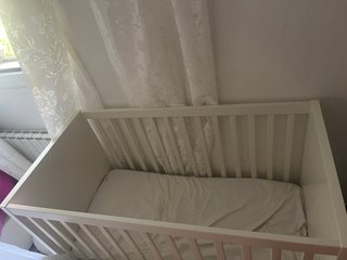 Cuna Blanca Minimalista con colchón de ikea