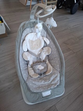 Mecedora para bebé con peluche de oveja