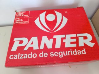 Calzado de seguridad negro.
