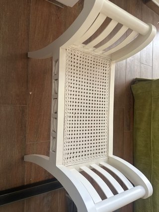 Descalzadora Blanca de Madera y Ratán