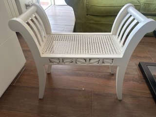Descalzadora Blanca de Madera y Ratán