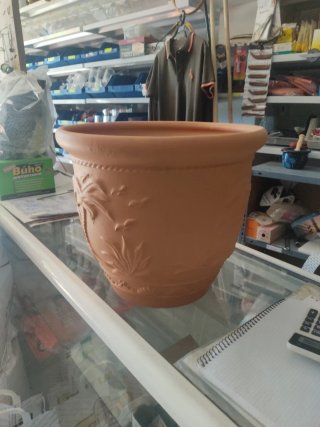 Maceta de terracota con palmeras