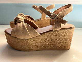 Sandalias cuña beige y marrón