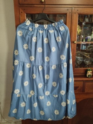 Falda larga celeste con flores bordadas
