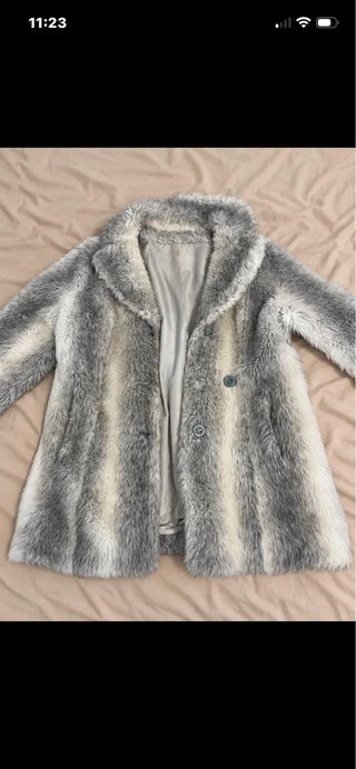 Chaqueta de pelo sintético gris y beige